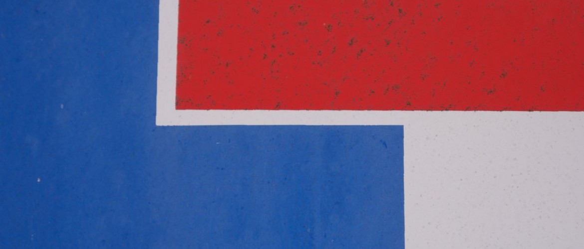 Ziegeldach an Uferpromenade