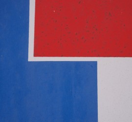 Ziegeldach an Uferpromenade